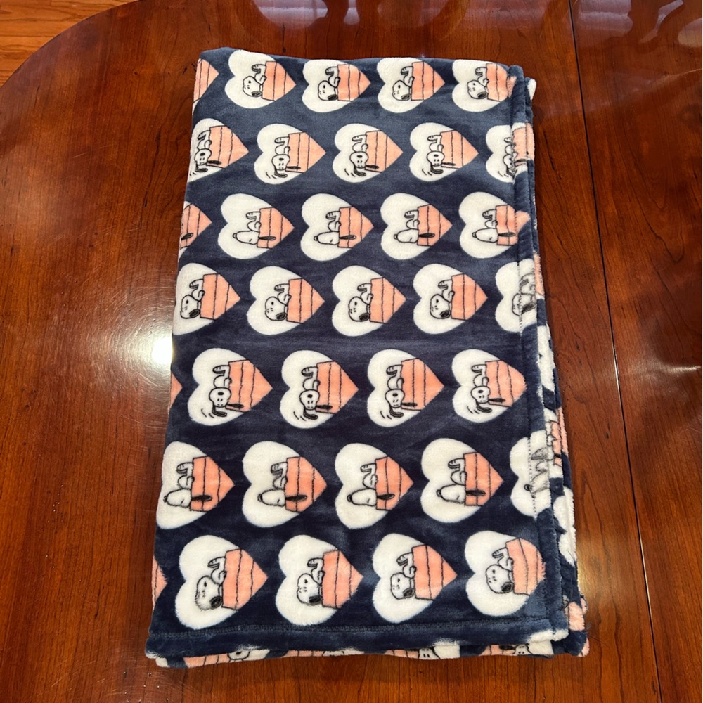 Berkshire Peanuts Valentine’s Lazy Snoopy Hearts Blanket